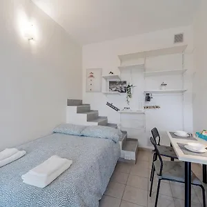 piccolo-monolocale-centro-e-stazione-del-treno.hotelitalianriviera.com/